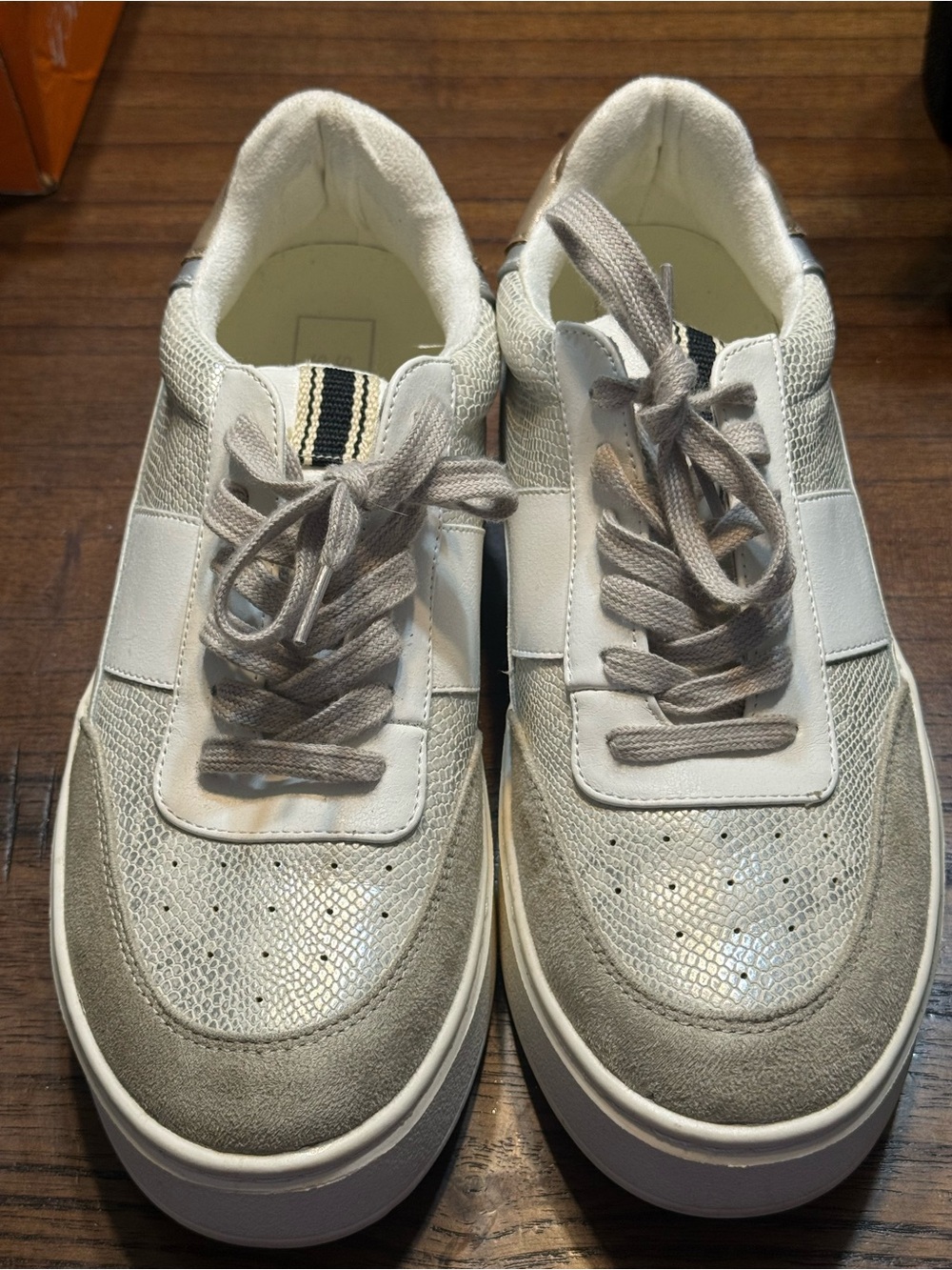 Women's Low-Top Casual Sneakers in Light Gray and White